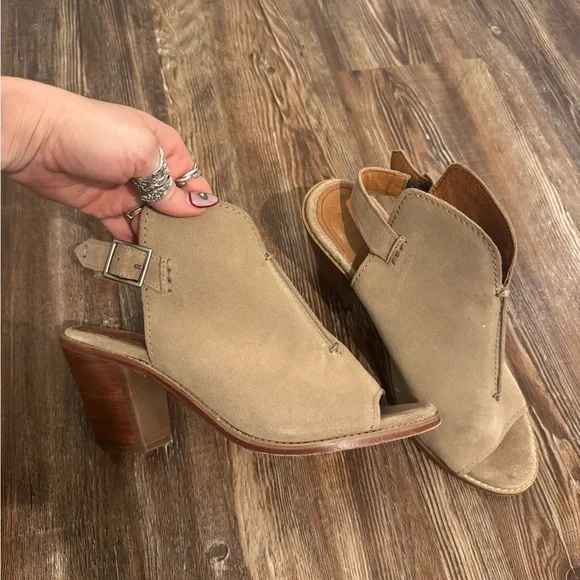 Stylish Tan Women's Heeled Sandals Frye - Picture 3 of 6